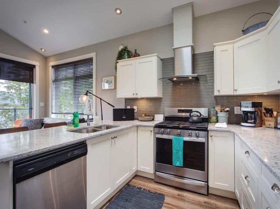 Oceanfront Marina & Mountain views- pet friendly House in Cowichan Valley