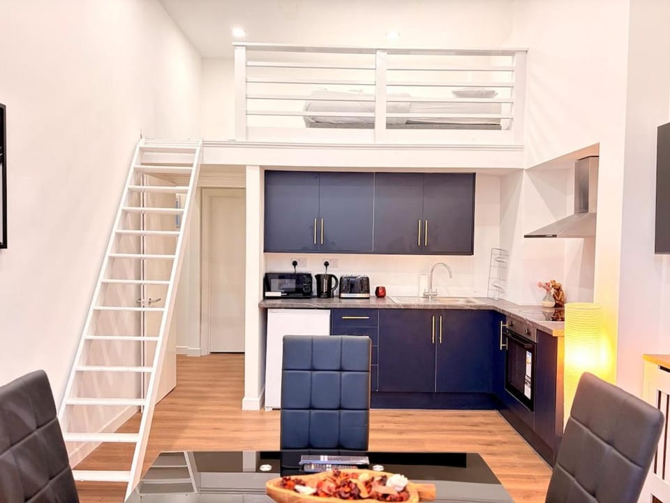 Earls Court - Group Friendly Flat for 10 Apartment in City of Westminster