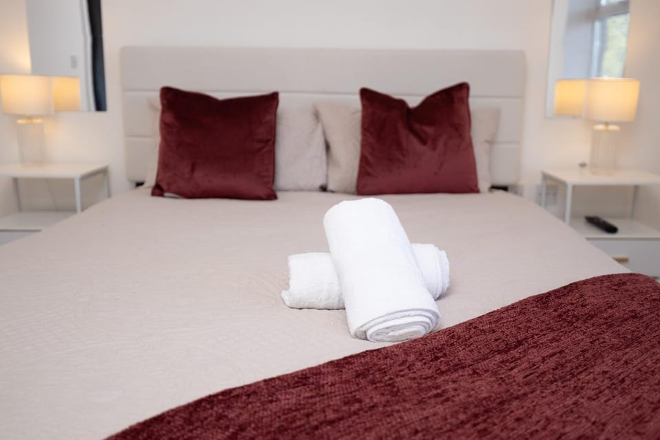 Bed, Bedroom, towels