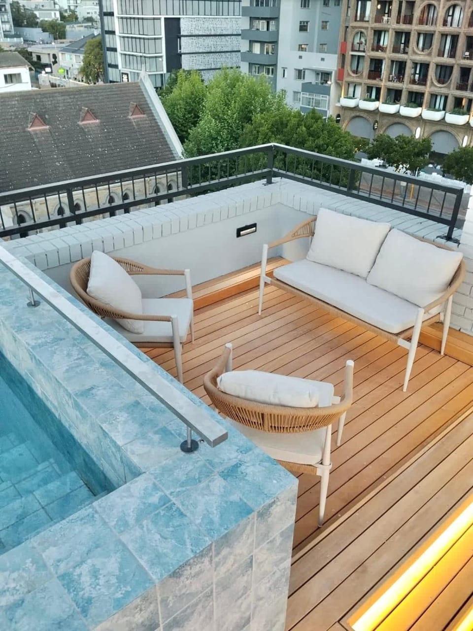 Golden Sunset Studio - Rooftop Pool & BBQ Apartment in Sea Point