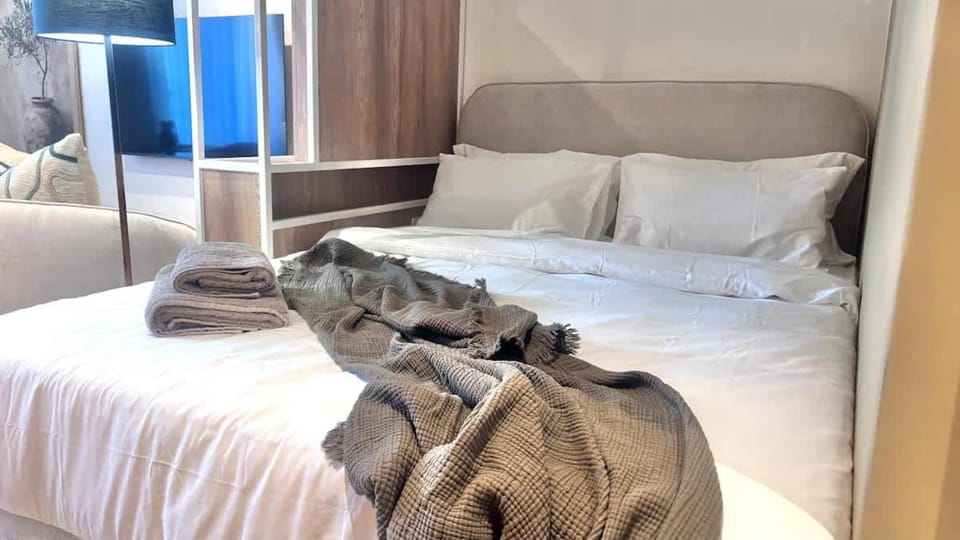 Golden Sunset Studio - Rooftop Pool & BBQ Apartment in Sea Point