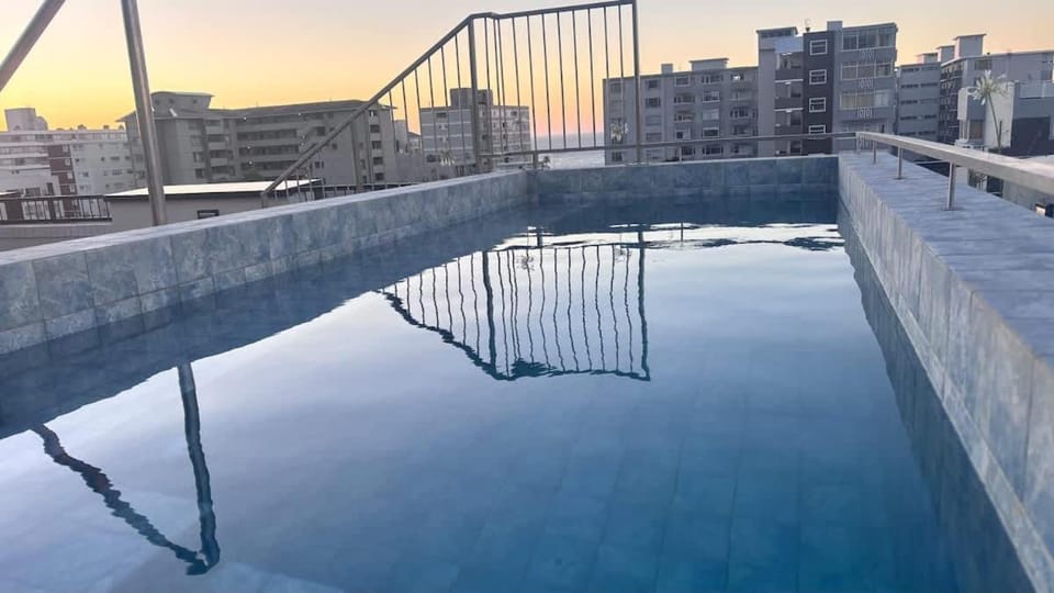 Golden Sunset Studio - Rooftop Pool & BBQ Apartment in Sea Point