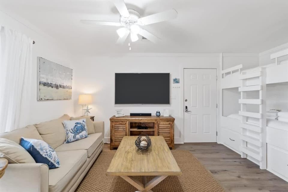 Skinny Dip- Renovated Unit- Steps to the beach House in South Walton County