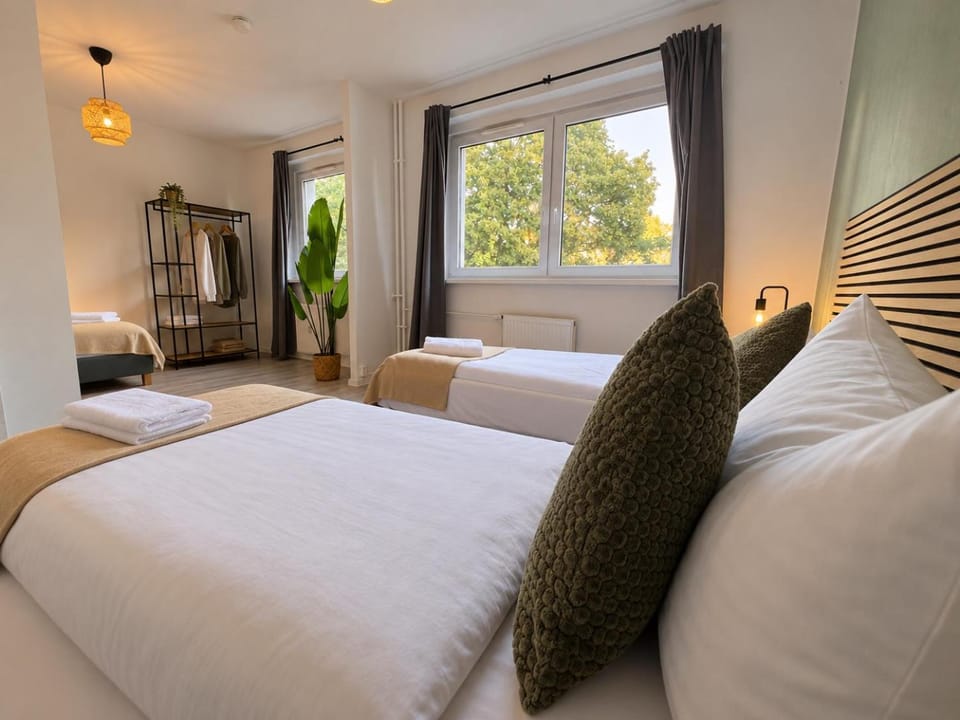 Bed, TV and multimedia, Bedroom