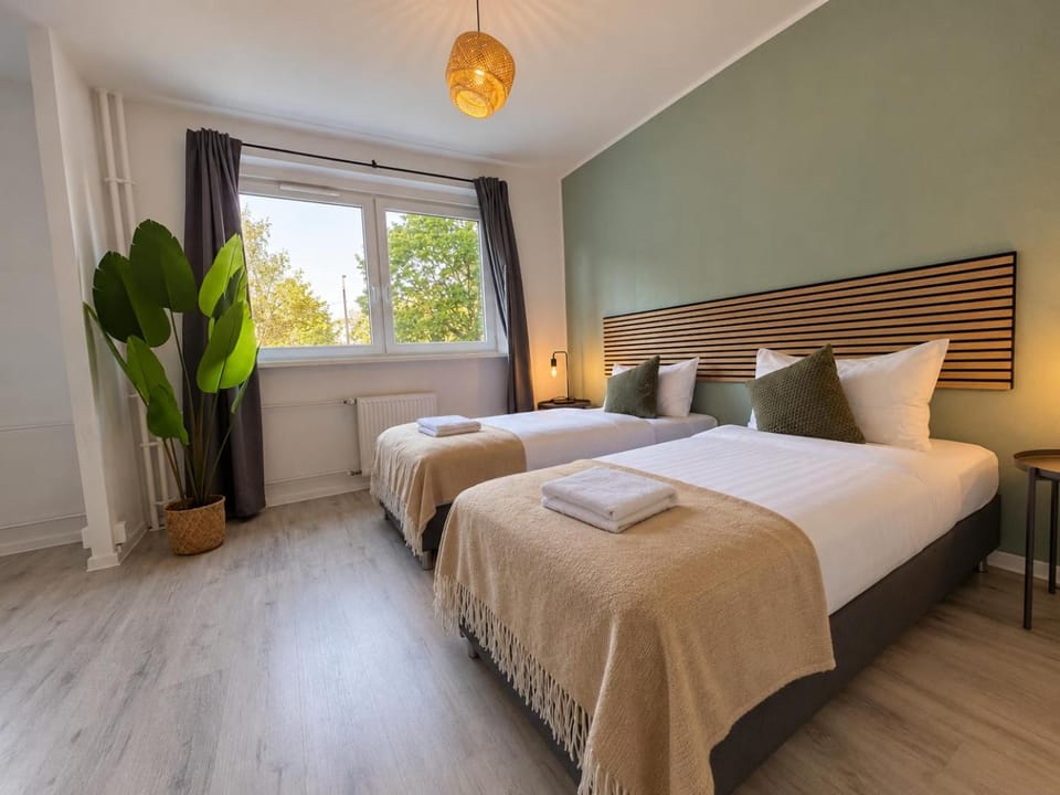 Bed, TV and multimedia, Bedroom