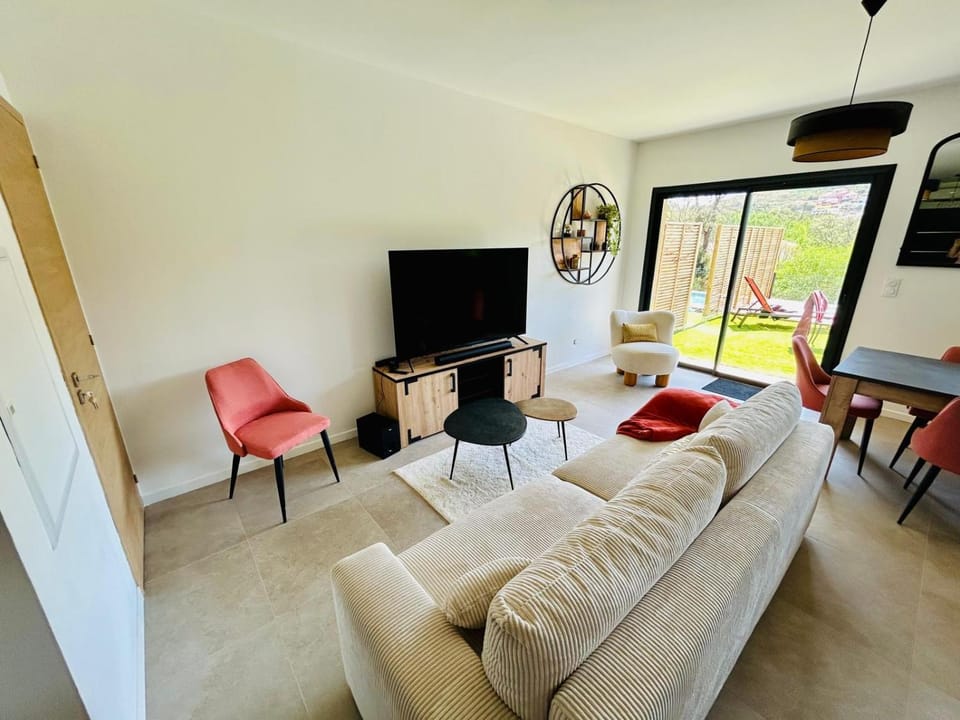 TV and multimedia, Living room, Photo of the whole room, Seating area