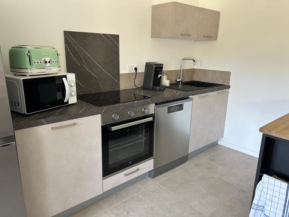 Coffee/tea facilities, Kitchen or kitchenette, dishwasher, oven, stove, toaster