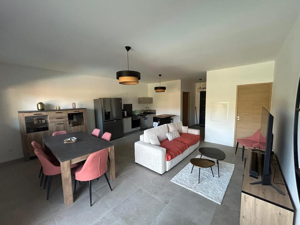 Communal lounge/ TV room, Kitchen or kitchenette, Living room, Photo of the whole room, Dining area, oven, stove
