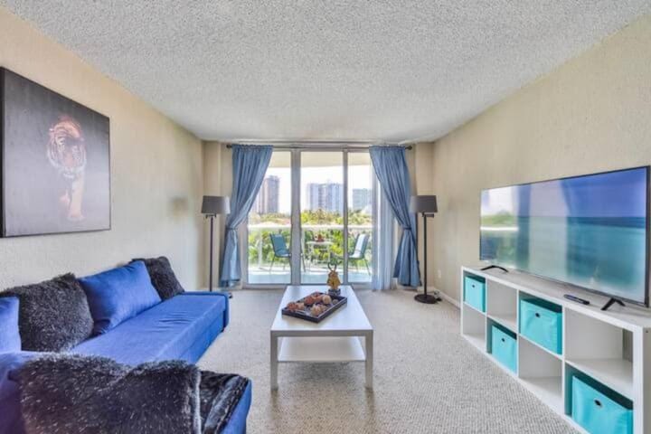 Dream Beach Room Free Parking - 02227 Apartment in Sunny Isles Beach