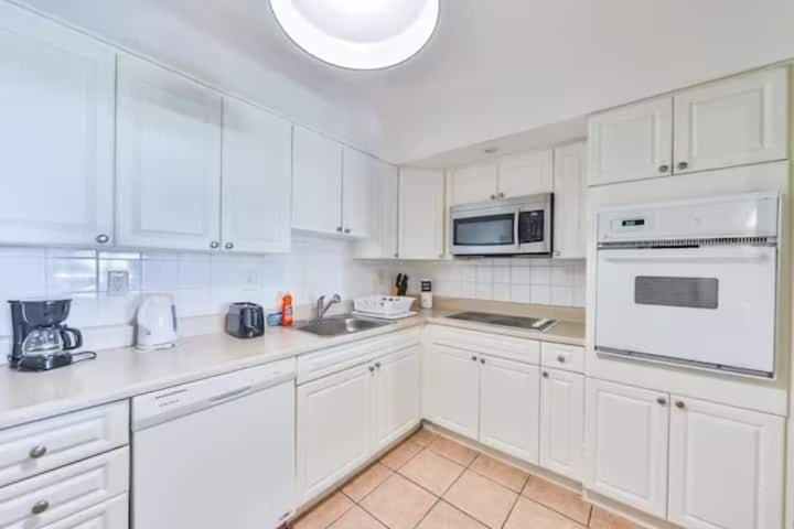 Dream Beach Room Free Parking - 02227 Apartment in Sunny Isles Beach