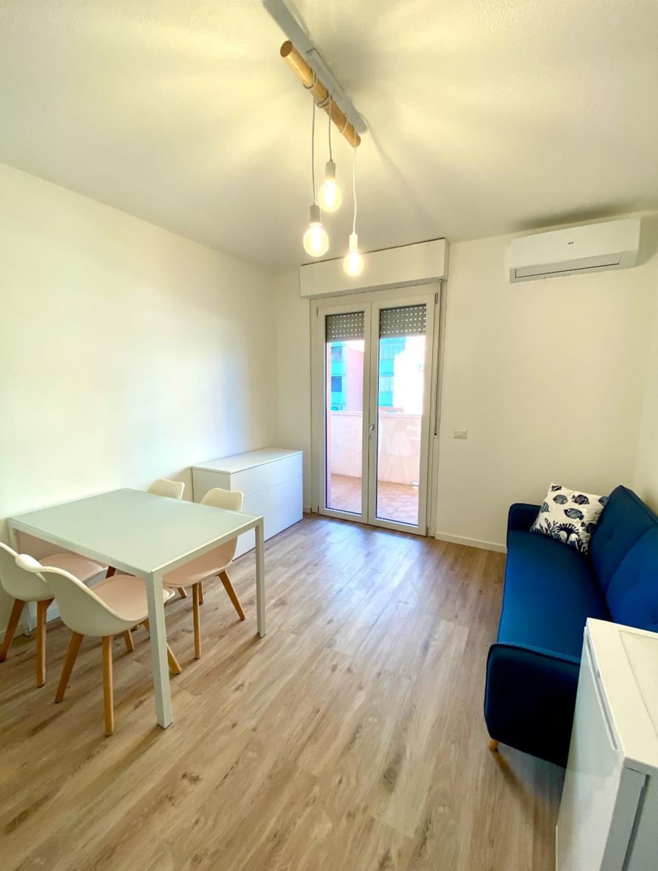 Living room, Seating area, Dining area, air conditioner