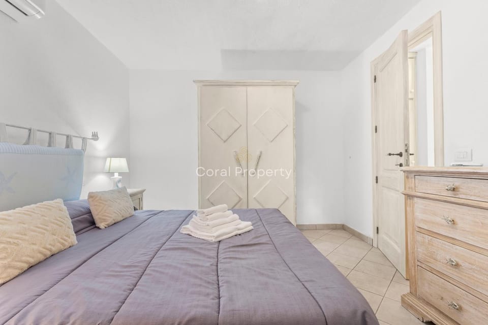 Bed, Photo of the whole room, Bedroom, towels, wardrobe