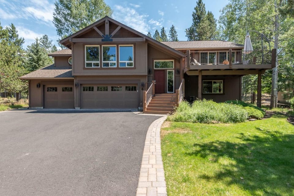 Theater, Hot Tub, SHARC, Sleeps 10, 2 Decks House in Sunriver