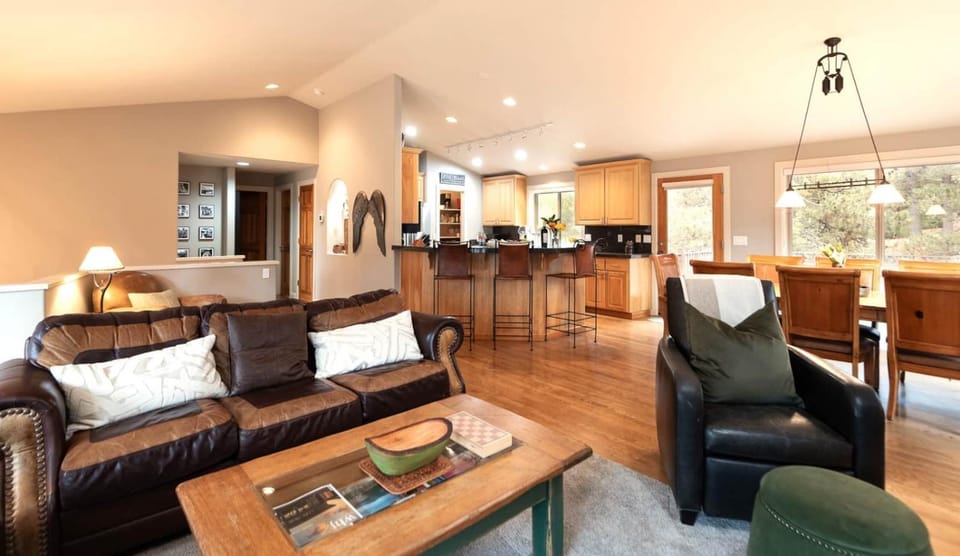 Theater, Hot Tub, SHARC, Sleeps 10, 2 Decks House in Sunriver