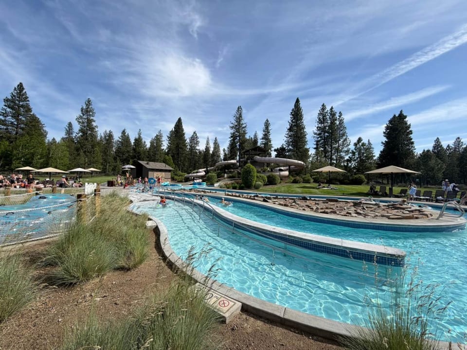 Theater, Hot Tub, SHARC, Sleeps 10, 2 Decks House in Sunriver