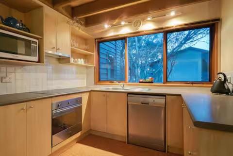 Kitchen or kitchenette, dishwasher, oven
