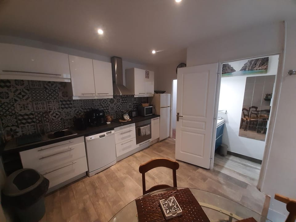 Kitchen or kitchenette, stove