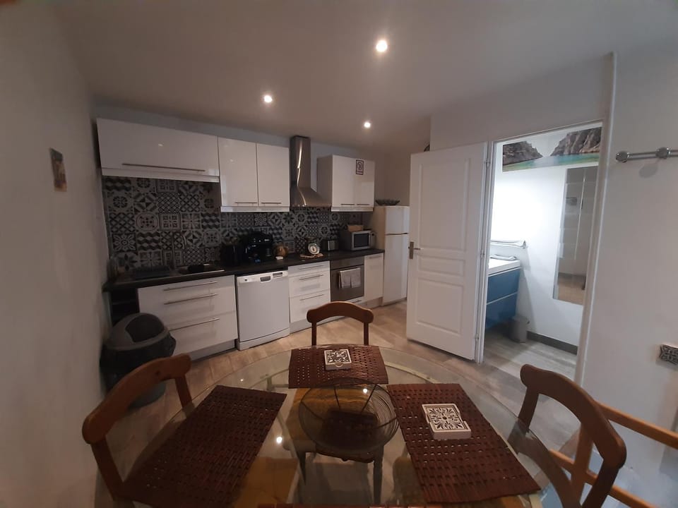 Kitchen or kitchenette, Dining area, dishwasher, oven, stove