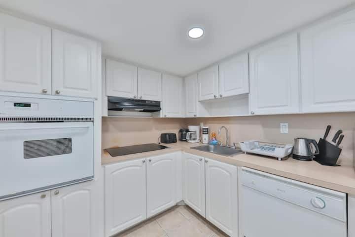 Coffee/tea facilities, Kitchen or kitchenette, dishwasher, oven, pet friendly, stove, toaster