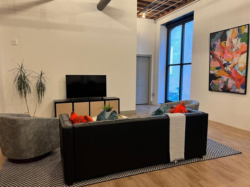 Communal lounge/ TV room, TV and multimedia, Living room, Seating area, Evening entertainment