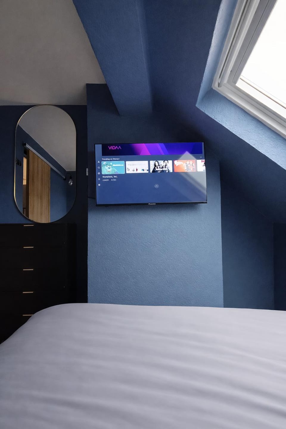 Bed, TV and multimedia, Bedroom
