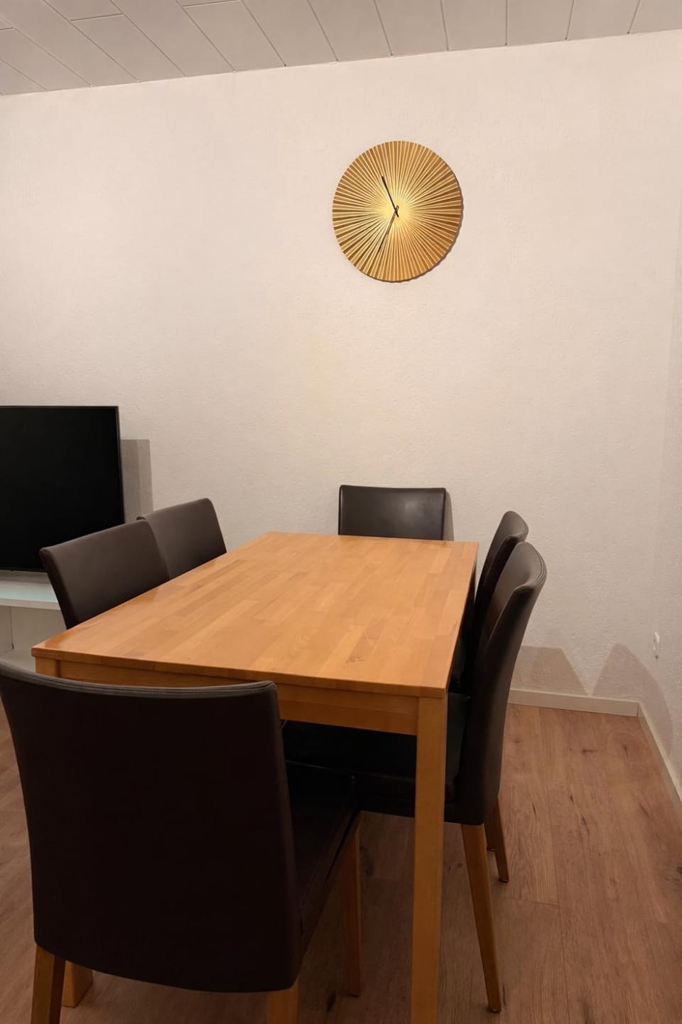 TV and multimedia, Living room, Seating area, Dining area