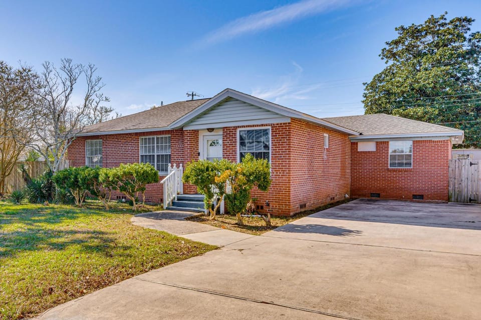 4 Mi to NAS Pensacola! Family Getaway w/ Pool House in Navy Point