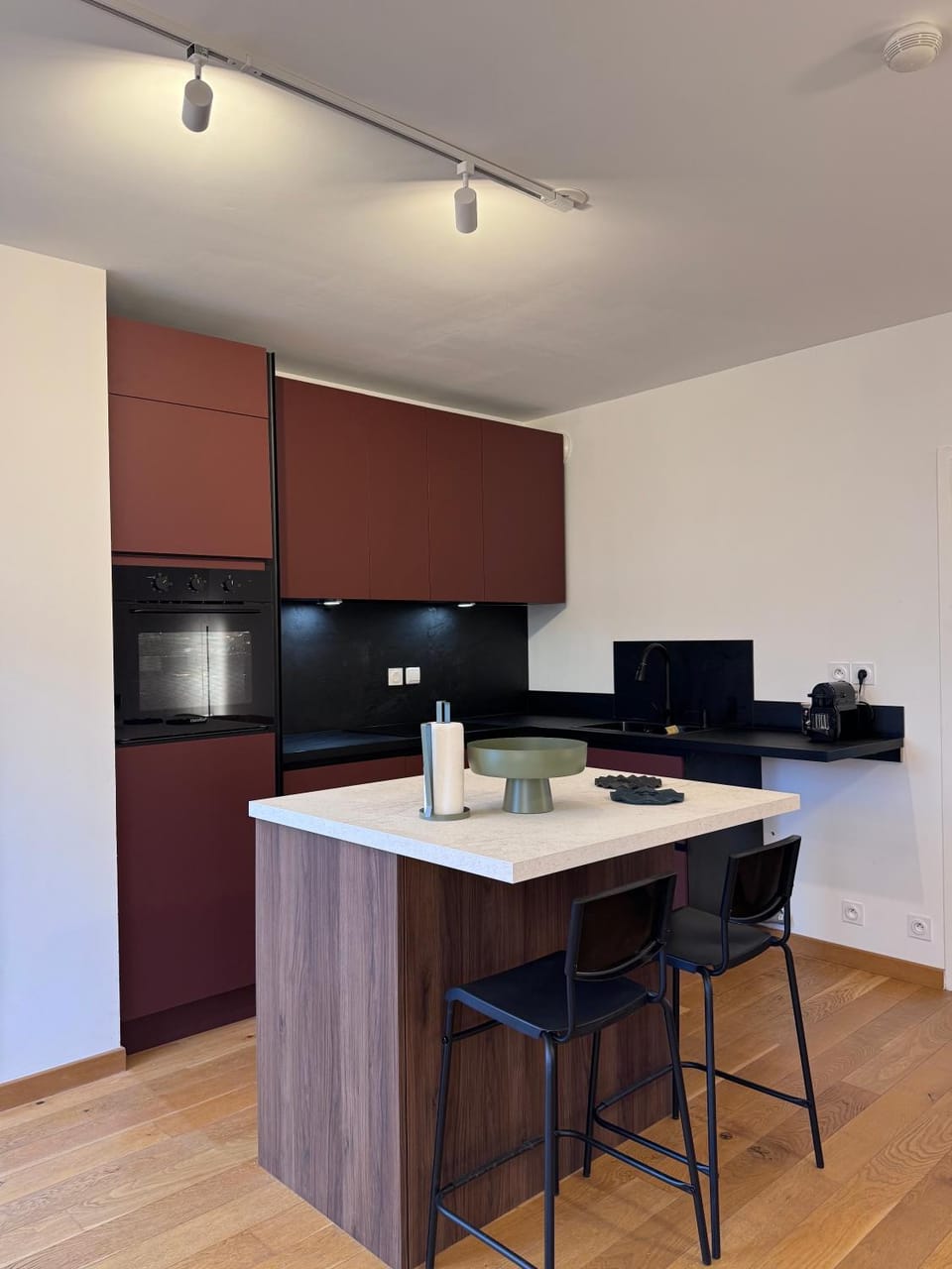 Kitchen or kitchenette, Dining area, stove