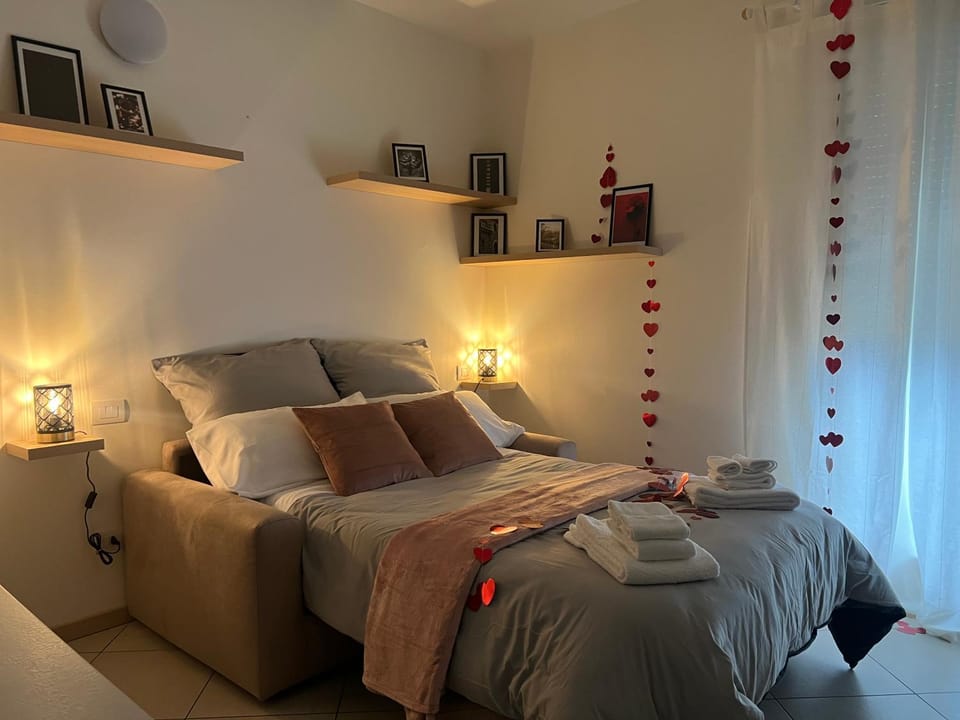 Bed, Photo of the whole room, Bedroom, towels