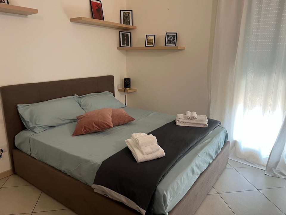 Bed, Bedroom, towels