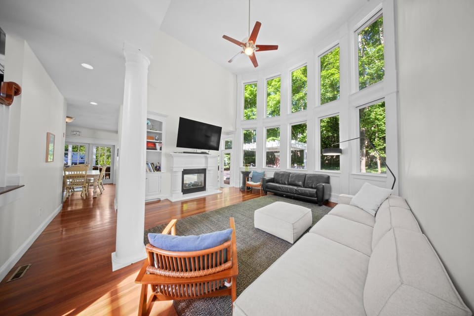 TV and multimedia, Living room, Photo of the whole room, Seating area, Dining area, fireplace, furniture