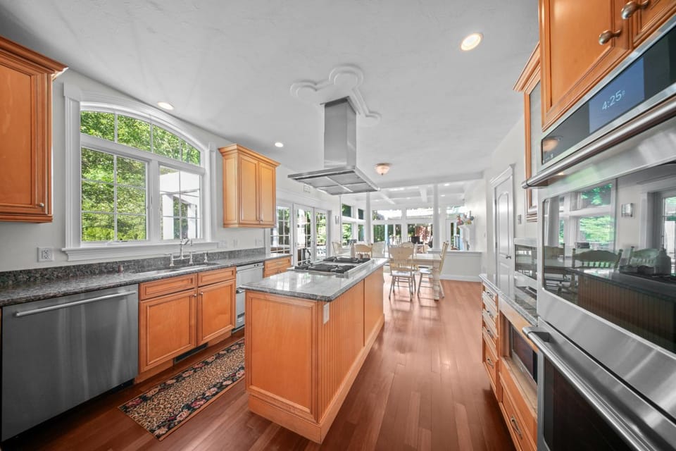 Kitchen or kitchenette, Dining area, stove
