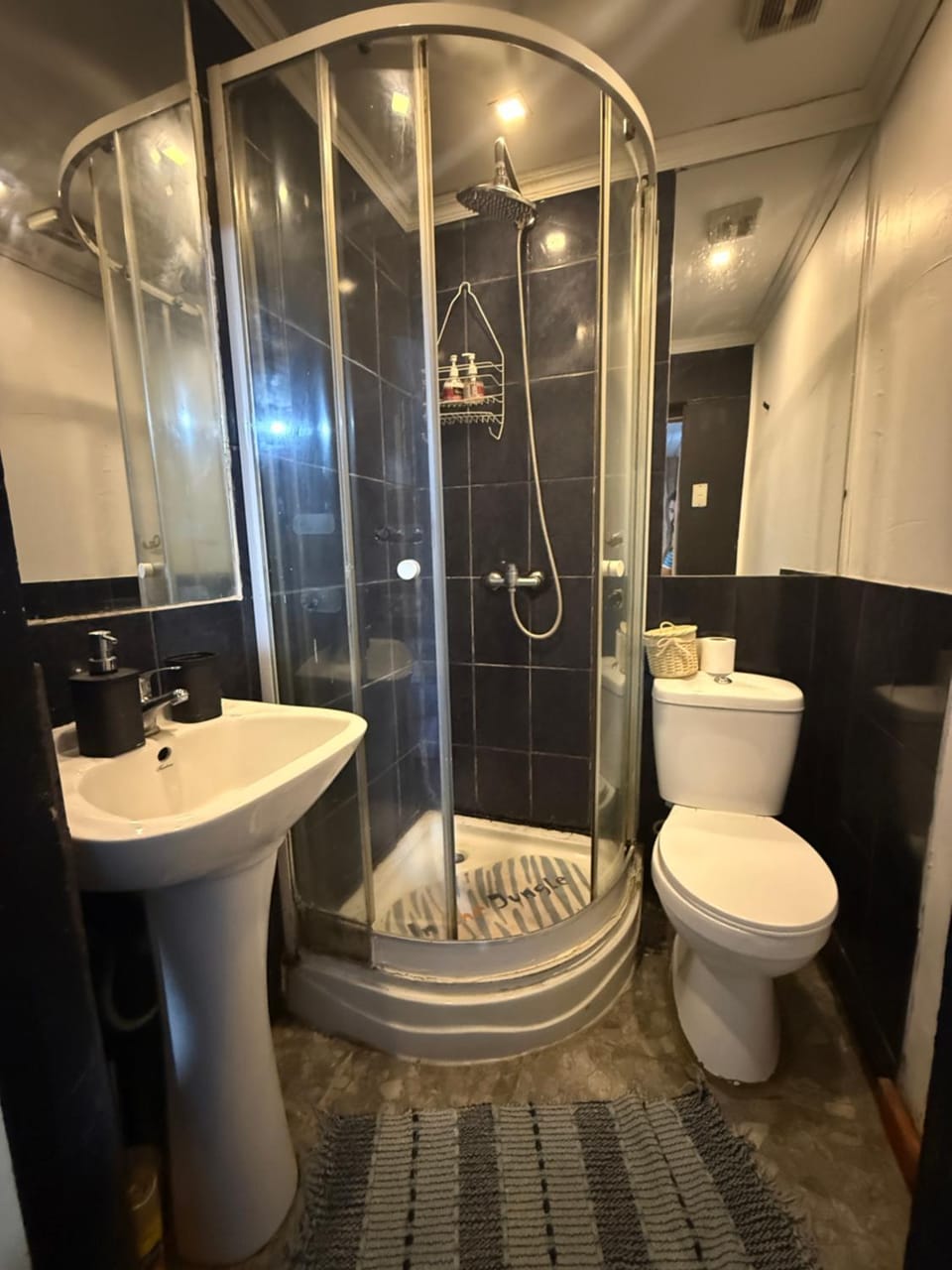 Hostal a una cuadra del Mall con desayuno incluido, aire acondicionado y estacionamiento Bed and Breakfast in Los Ángeles