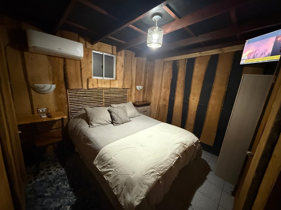 Hostal a una cuadra del Mall con desayuno incluido, aire acondicionado y estacionamiento Bed and Breakfast in Los Ángeles