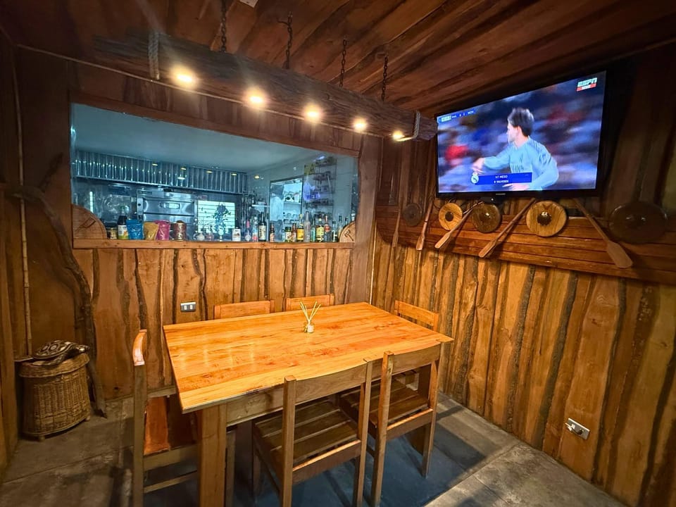 Hostal a una cuadra del Mall con desayuno incluido, aire acondicionado y estacionamiento Bed and Breakfast in Los Ángeles