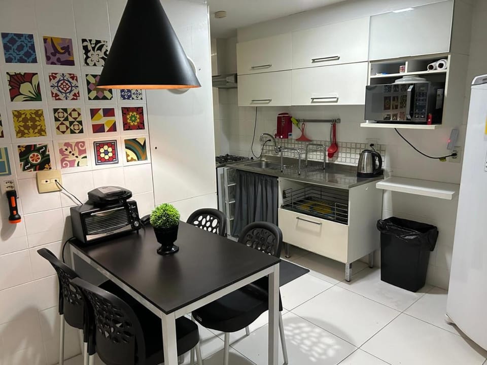Coffee/tea facilities, Kitchen or kitchenette, Dining area, oven, stove, toaster