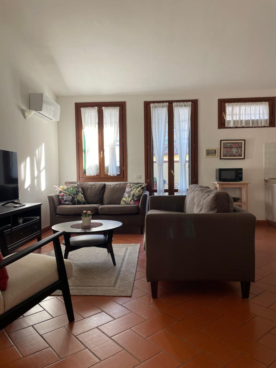 TV and multimedia, Living room, Seating area, Evening entertainment