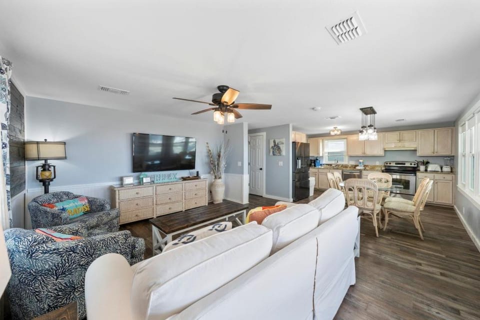 TV and multimedia, Kitchen or kitchenette, Living room, Seating area, Dining area, furniture