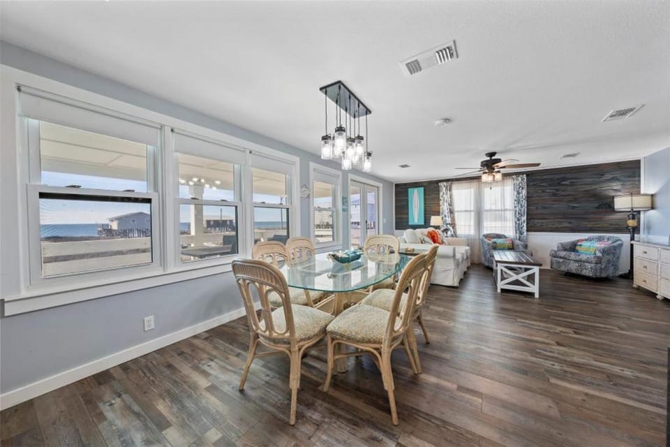Day, TV and multimedia, Living room, Seating area, Dining area, Sea view, furniture