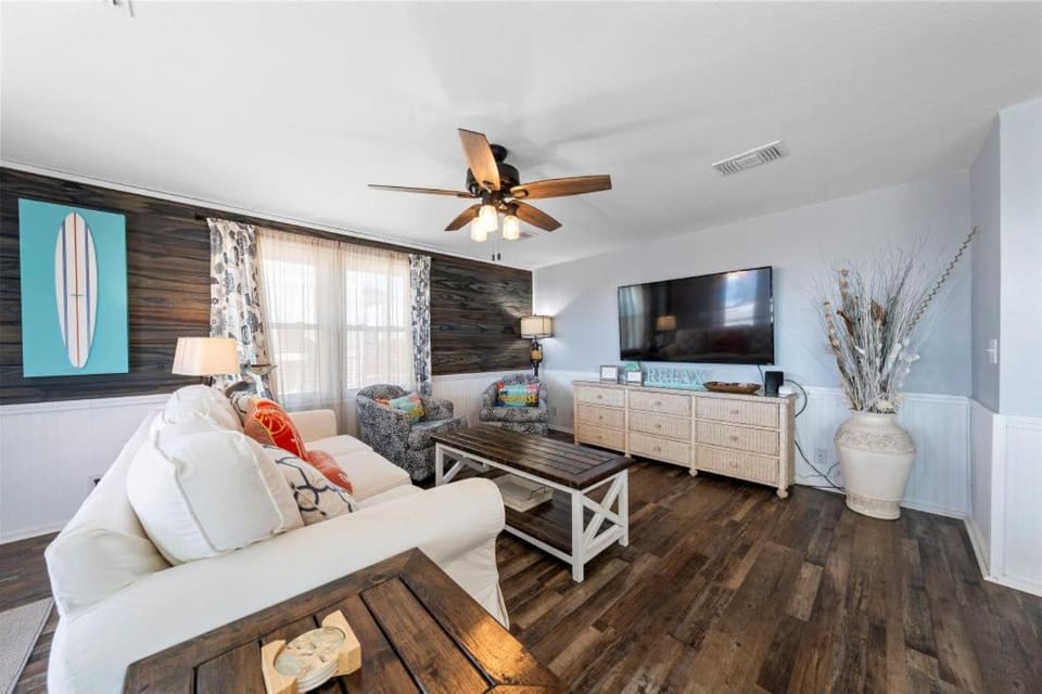 Day, TV and multimedia, Living room, Seating area, furniture