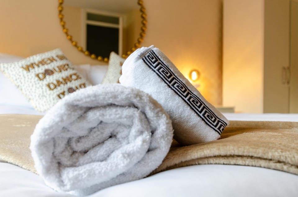 Bed, Bedroom, towels