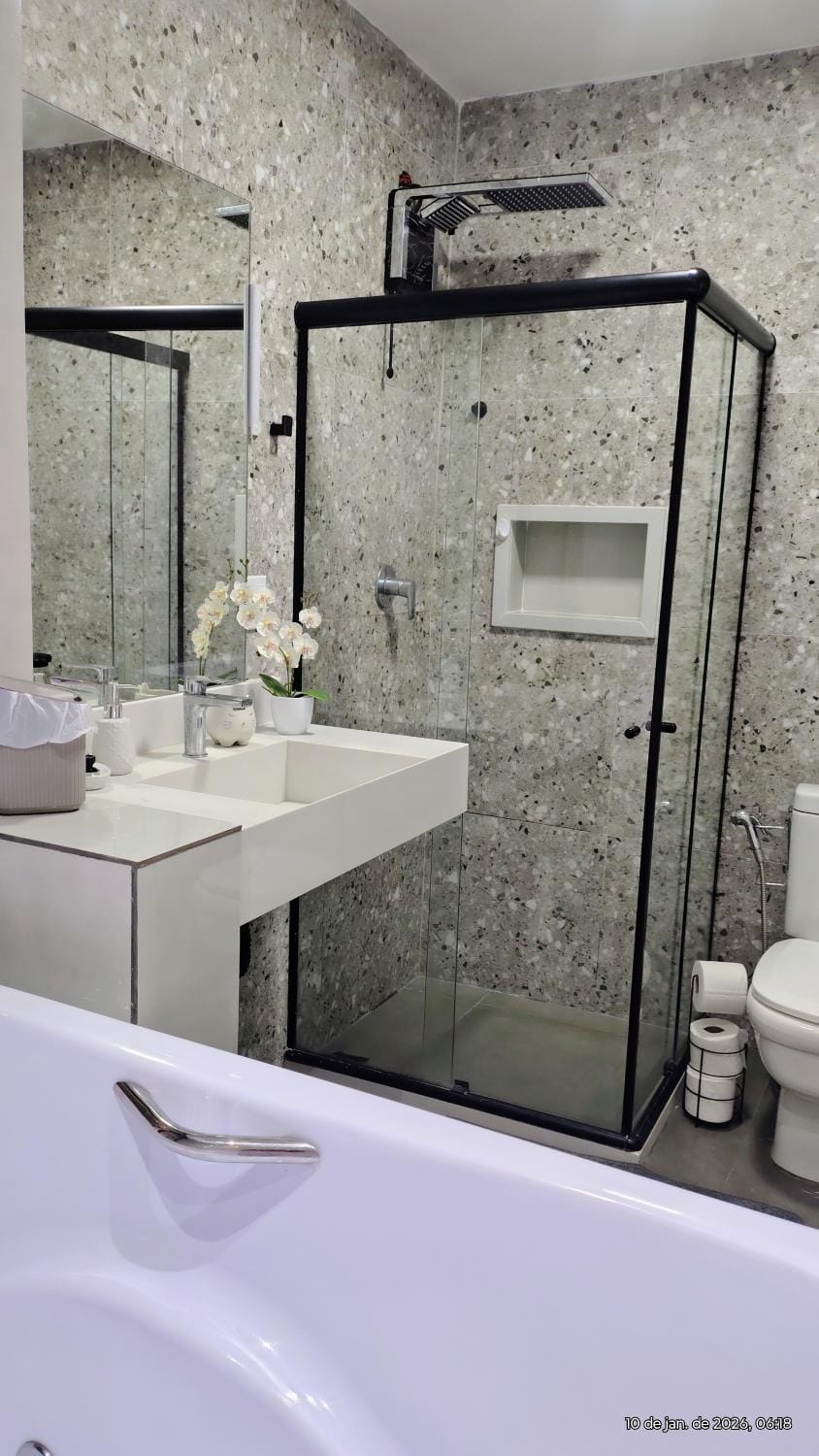Shower, Toilet, towels