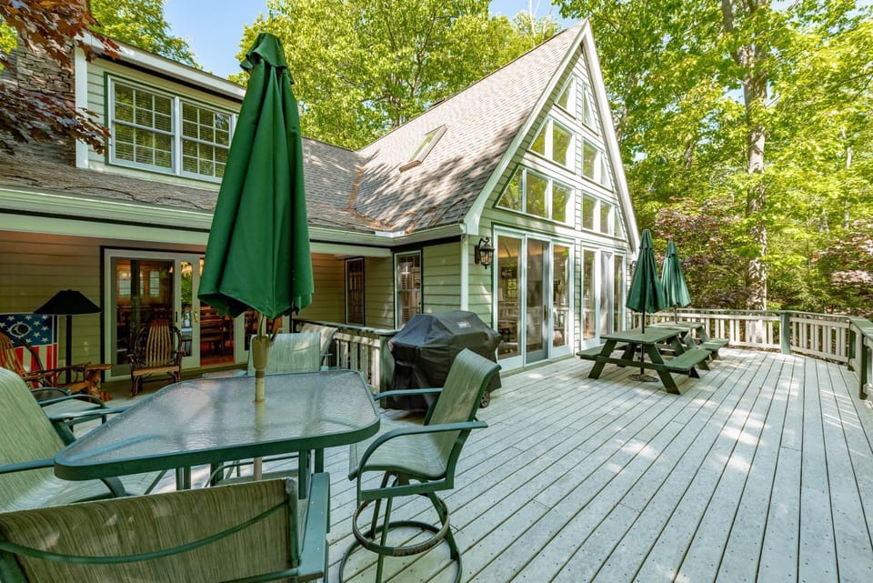 Quiet Retreat by Railey Vacations House in McHenry
