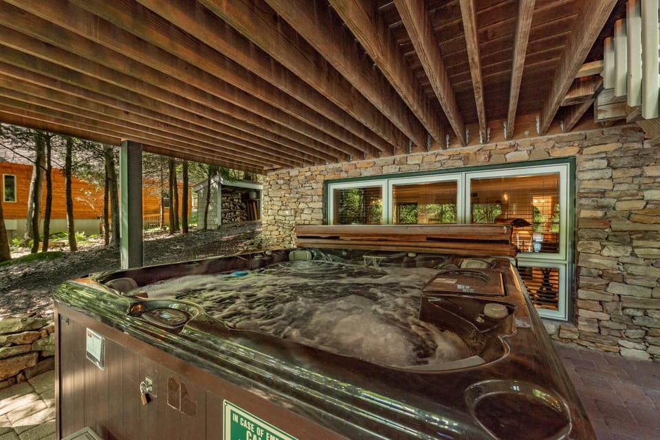Quiet Retreat by Railey Vacations House in McHenry
