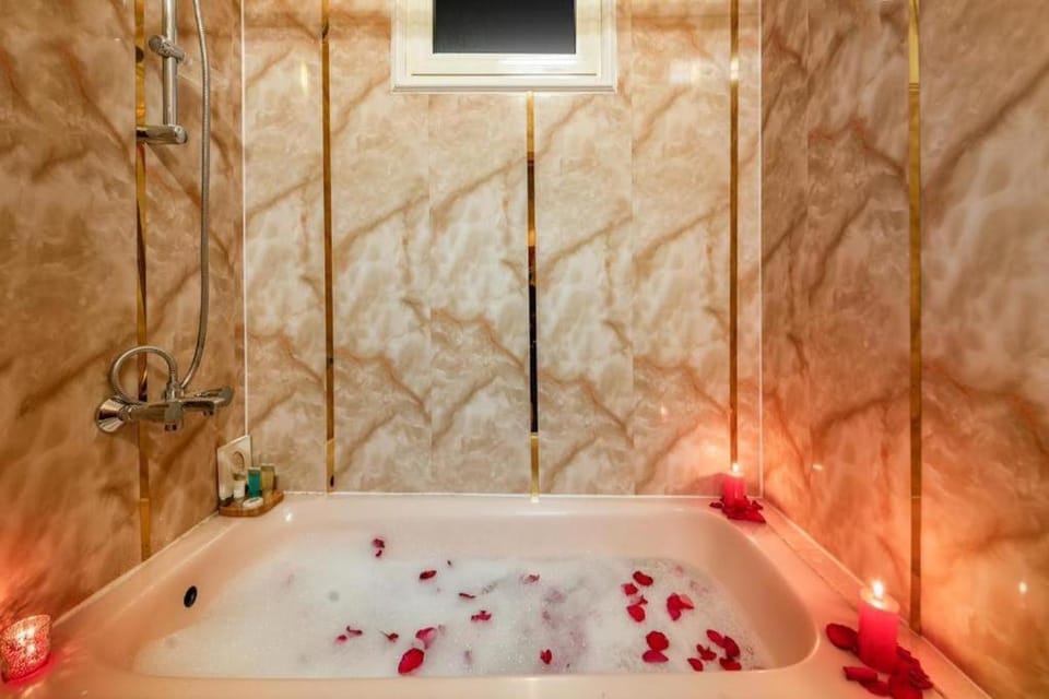 Shower, Hot Tub, Bathroom, Bath