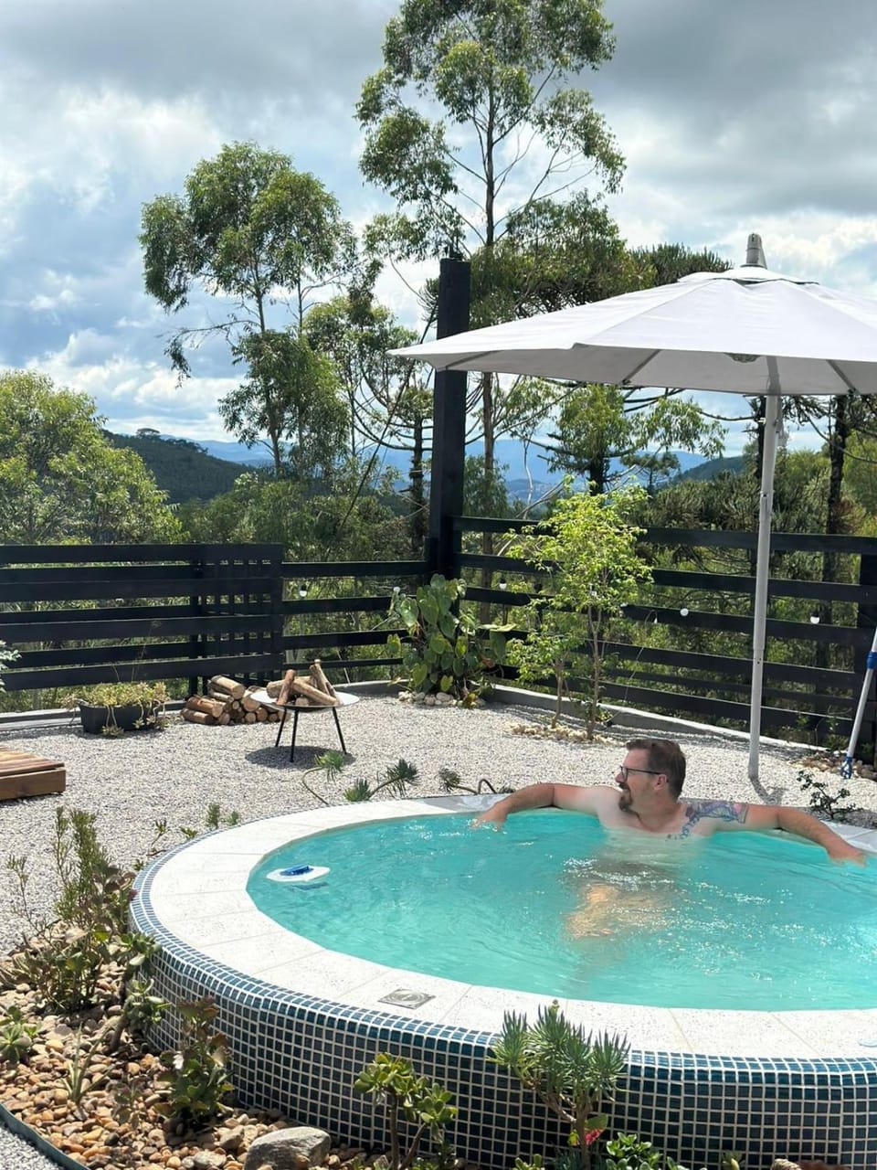 Casa com piscina aquecida, estilosa e privativa House in State of São Paulo