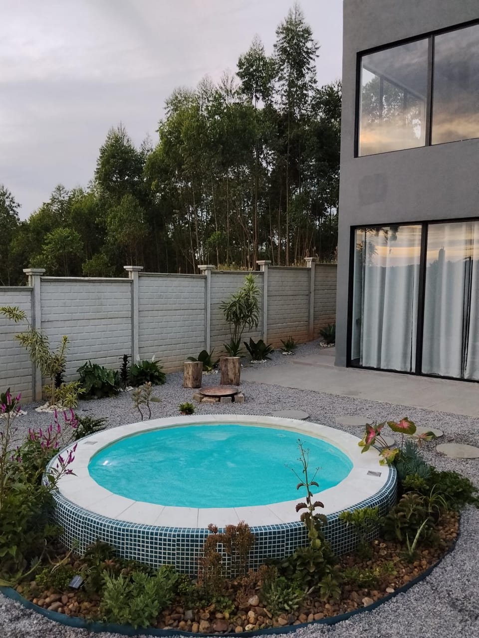 Casa com piscina aquecida, estilosa e privativa House in State of São Paulo
