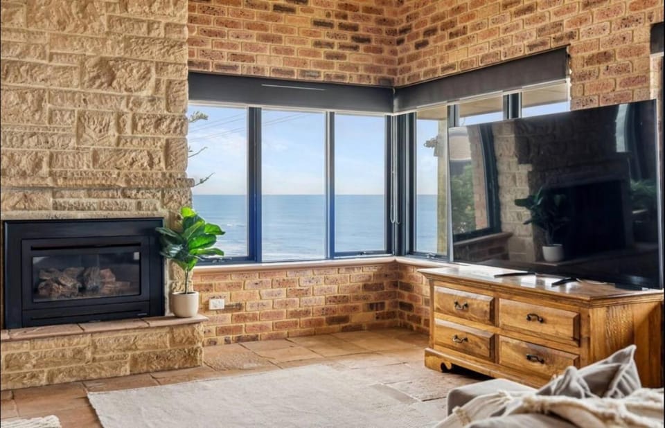 NEW! Beachfront Holiday Home House in Perth
