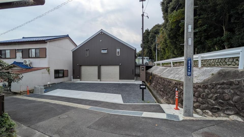ガレージハウス四日市 Apartment in Tokyo Prefecture