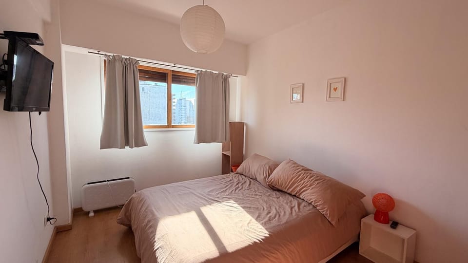Bed, TV and multimedia, Bedroom